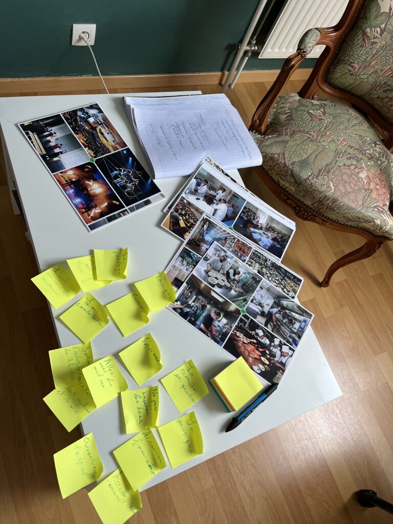 table de travail dans le cadre d'un coaching pour savoir comment aider son ado dans ses choix d'orientation