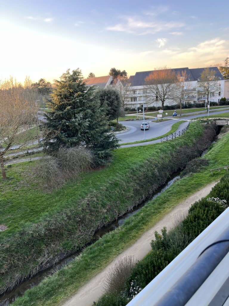 photo de la rue vue du batiment où se passent les séances de conseiller d'orientation proche de rennes